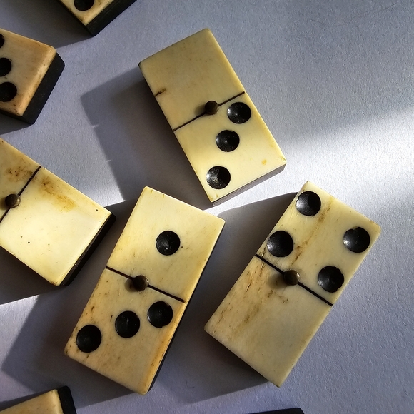 Vintage Domino bone and ebony antique game brass pin 21 dominoes dominos - Picture 10 of 16